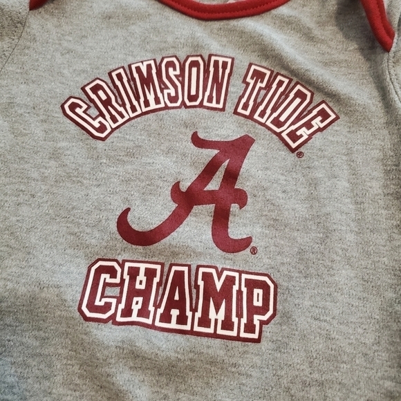 Gen 2 Bodysuit University of Alabama 18 months Gray Red Snap Crotch Short Sleeve - Picture 5 of 5